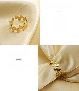 Détail d'une bague en acier inoxydable plaqué or 18 carats sur fond de soie