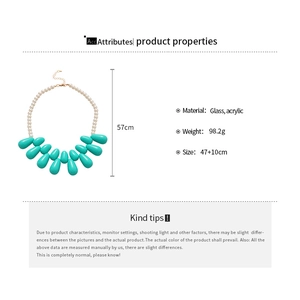 Vue détaillée du collier pendentif goutte en acrylique turquoise avec guide des tailles