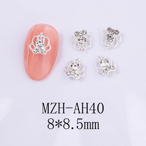 Vue macro d'un bijou d'ongle couronne en alliage argenté 8x8,5mm avec strass blancs