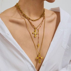 Collier multicouche doré avec croix et pendentif en pierre précieuse rouge éclatante