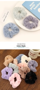 Dettaglio macro della texture in finta pelliccia e colori vivaci degli elastici in peluche