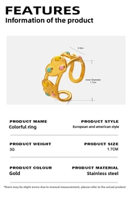 Détail de la bague en acier inoxydable doré avec cœurs en émail multicolores