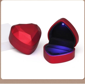 Dettaglio della scatola per gioielli rossa a cuore con luce LED e interno in velluto
