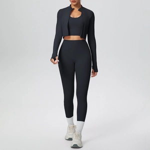 Dettaglio completo yoga nero tre pezzi con giacca a zip, reggiseno sportivo e leggings