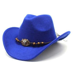 Dettaglio di cappello da cowboy in lana blu scuro con fascia intrecciata e teschio di toro argento