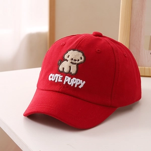 Detail einer roten Baumwoll-Basecap mit 3D-Hundestickerei und Cute Puppy Schriftzug
