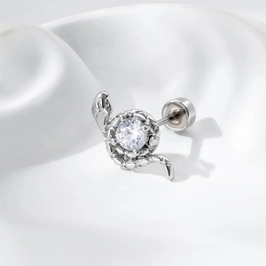 Clou d'oreille serpent argenté avec zircone ovale style vintage sur fond blanc