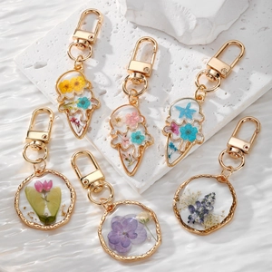 Handmade Real Dried Flower Resin Keychain Gold Alloy Ice Cream Round Pastoral Style Bag Pendant For Women Accessories