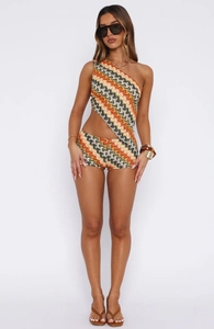Détail de l'ensemble tricoté à chevrons colorés avec haut asymétrique et short assorti