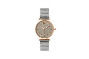 Dettaglio orologio oro rosa con quadrante a motivi grigi e cinturino elastico