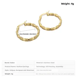 Detailansicht der goldenen Bambus-Creolen mit Innenmaßangaben von 26x2,6mm aus Edelstahl