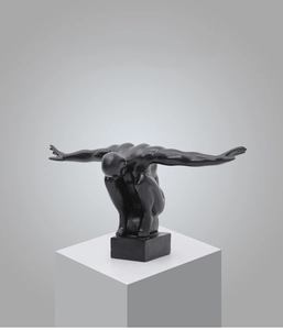 Détail macro d'une sculpture de personnage abstrait musclé en résine noire mate