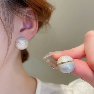 Retro cream white spherical stud earrings with gold trim and minimalist geometry
