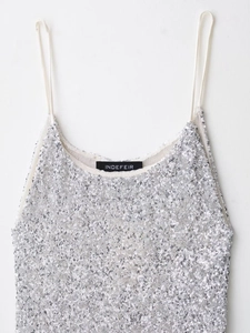 Détail de la camisole à paillettes argentées avec fines bretelles et col de près