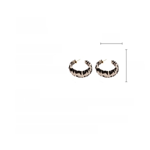 Détail de boucles d'oreilles créoles rétro en simili cuir léopard avec dimensions