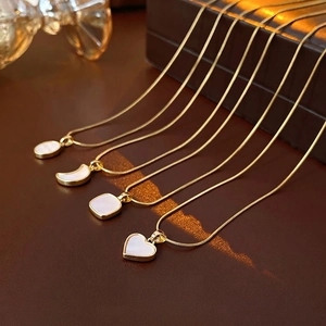 Collier en acier titane doré avec pendentifs en nacre en forme de cœur et de lune