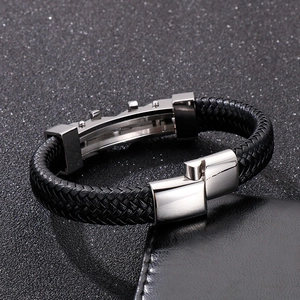 Dettaglio del bracciale in pelle nera intrecciata con chiusura in acciaio inossidabile