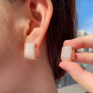 Funkelnde breite Klappcreolen mit Zirkonia-Pflasterung in Roségold-Optik für Damen