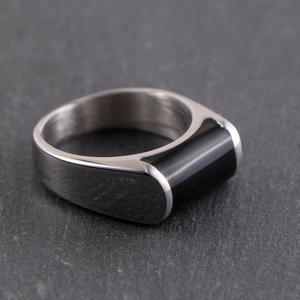 Vue macro d'une bague pour homme en acier inoxydable avec insert en émail noir rectangulaire
