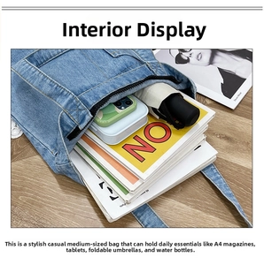 Dettaglio dell'interno della borsa in denim con spazio per iPad e libri formato A4