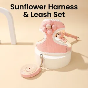 Set pettorina e guinzaglio rosa intrecciato per animali con un girasole di peluche morbido