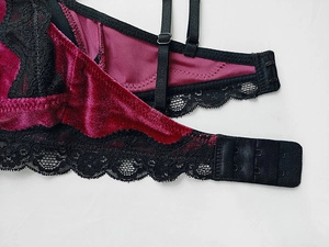 Détail du soutien-gorge en velours bordeaux avec dentelle noire et agrafage dos réglable