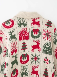Vue détaillée du cardigan de Noël avec motifs jacquard de rennes et de flocons de neige