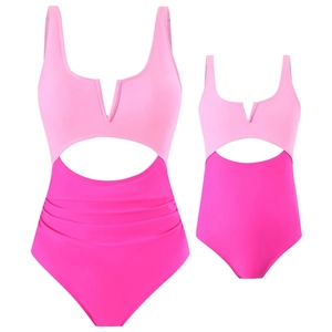 Maillots de bain assortis parent-enfant roses avec découpes à la taille et col en V