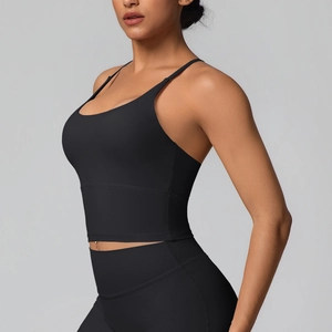 Vue latérale d'un soutien-gorge de sport noir à dos croisé et leggings de yoga taille haute