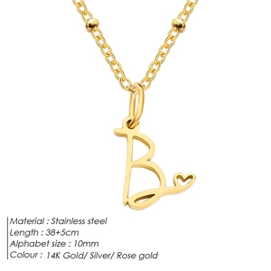 Détail du collier en acier inoxydable doré avec perles et pendentif lettre B cursive