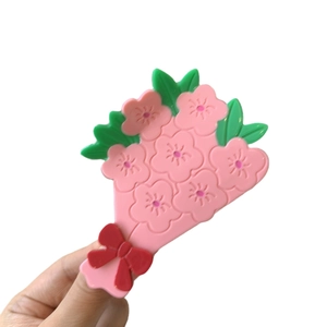 Pinza per capelli a forma di rosa rosa in acetato con dettaglio di fiocco rosso