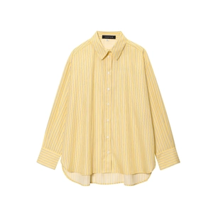 Dettaglio del colletto a righe gialle e etichetta taglia XS su top casual in cotone