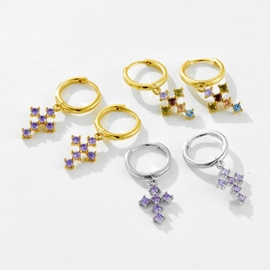 Vue détaillée de boucles d'oreilles en argent S925 avec croix en zircon violet et arc-en-ciel