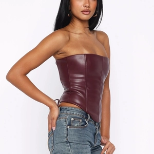 Top bustier femme en similicuir bordeaux avec baleines et ourlet irrégulier en V