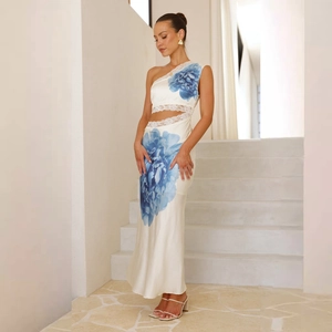 Détail de la robe en satin blanc avec imprimés floraux bleus et dentelle ajourée