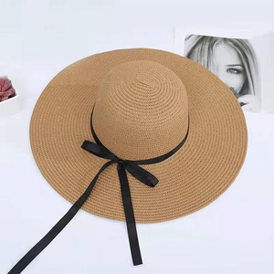 Faltbarer Khaki-Strohhut mit schwarzer Bandschleife für Damen-Sommerstrandurlaub