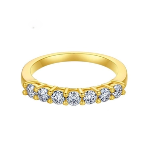 Close-up of classic 1ct round cubic zirconia gold ring with brilliant light and shadow