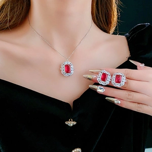 Détail du parure collier et bague en argent avec rubis rouges et zircons scintillants