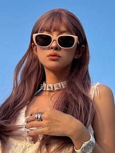 Detailansicht der Cat-Eye-Sonnenbrille kombiniert mit einem Choker unter blauem Himmel