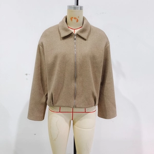 Détails de la veste courte en laine marron chameau avec fermeture éclair et col à revers