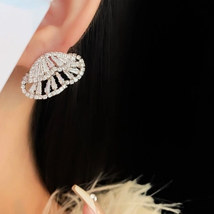 Detailansicht der silbernen Creolen mit glitzernden Zirkonia-Steinen an einem Model
