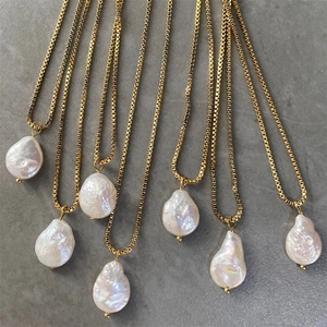 Détails de pendentifs en perles de culture baroques sur des chaînes dorées en acier inox