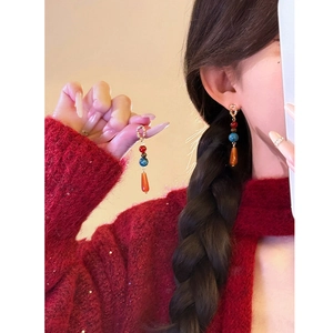 Détails de boucles d'oreilles rétro avec perles colorées et pendentif goutte ambre