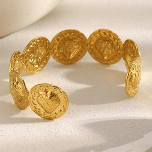 Vue détaillée du bracelet en acier inoxydable plaqué or 18K avec breloques fraises