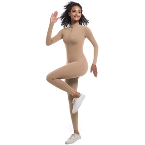 Détail d'un body de yoga kaki extensible avec demi-zip frontal et col montant