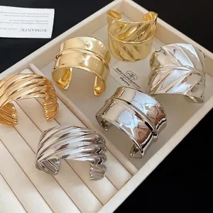 Lot de 6 bracelets ouverts en métal aux textures de vagues irrégulières en doré et argent