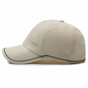 Casquette de sport beige respirante avec bandes réfléchissantes et trous de laser