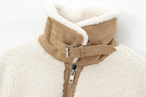 Détail du col en peau de mouton avec patchwork de daim kaki et boucle réglable