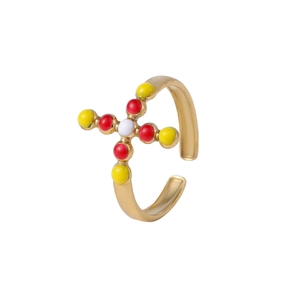 Détail de la bague croix dorée avec perles en émail coloré et anneau ajustable