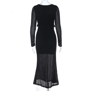 Détail de la texture en dentelle noire élégante et broderie florale sur robe ajustée chic